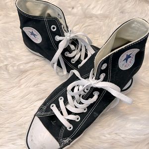 Mens old school converse high top chuck Taylor’s. Size 10 1/2